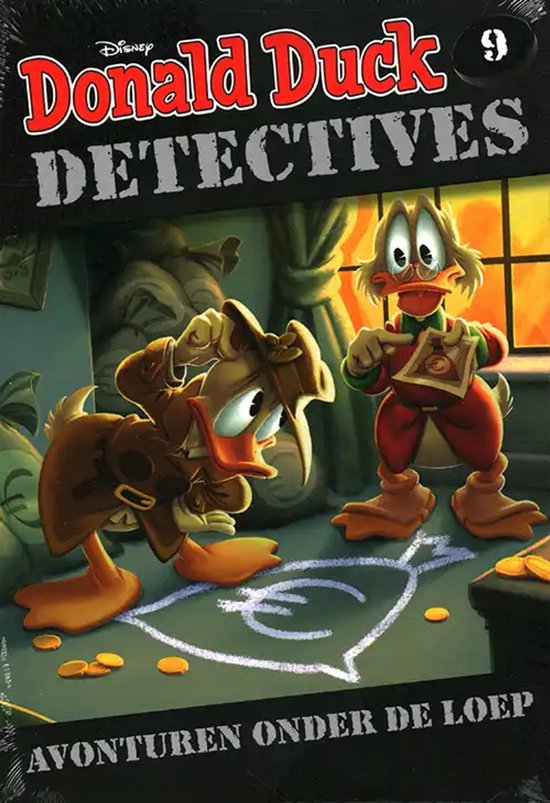 Stripboekcover Donald Duck Detectives nummer 9, met Donald en Dagobert Duck in een donkere kamer met een euro-teken op de grond.