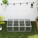 Grijze houten dierenren geplaatst op een gazon in een tuin met buitenverlichting.