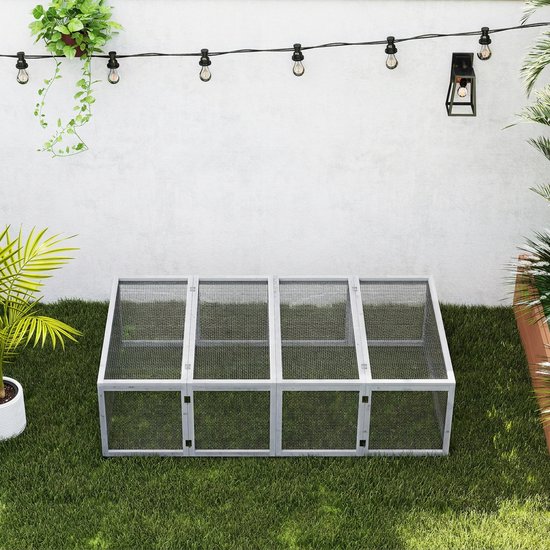 Grijze houten dierenren geplaatst op een gazon in een tuin met buitenverlichting.
