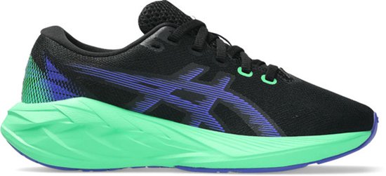 Zwarte Asics Novablast hardloopschoen voor kinderen met een felgroene zool en paars ASICS-logo op de zijkant.