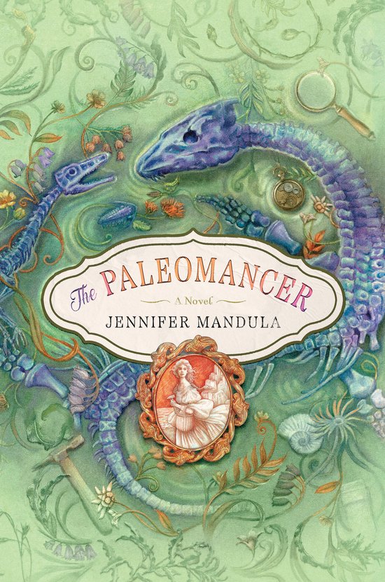 Boekomslag van 'The Paleomancer' met een dinosaurus skelet, een vergrootglas en een medaillon op een groene, bloemrijke achtergrond.