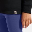 Detailopname van de onderkant van een zwart ODLO thermoshirt met een klein ODLO-label.