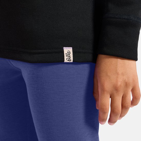 Detailopname van de onderkant van een zwart ODLO thermoshirt met een klein ODLO-label.