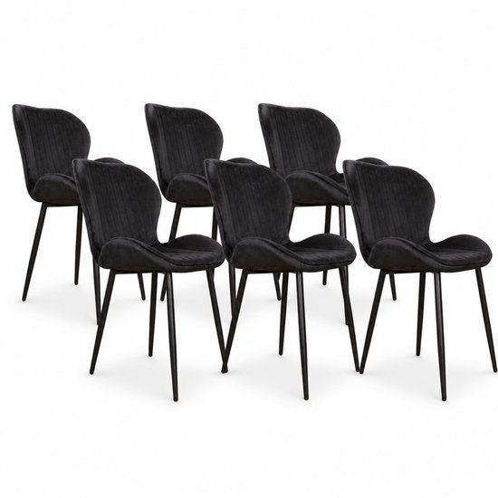 Set van zes zwarte fluwelen eetkamerstoelen met verticale stiknaden en slanke zwarte metalen poten.
