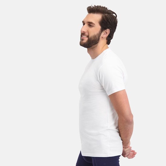Zijaanzicht van een man in een wit T-shirt met ronde hals.