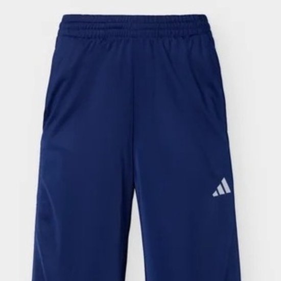 Donkerblauwe adidas trainingsbroek met elastische tailleband en een klein wit adidas-logo op het linkerbeen.