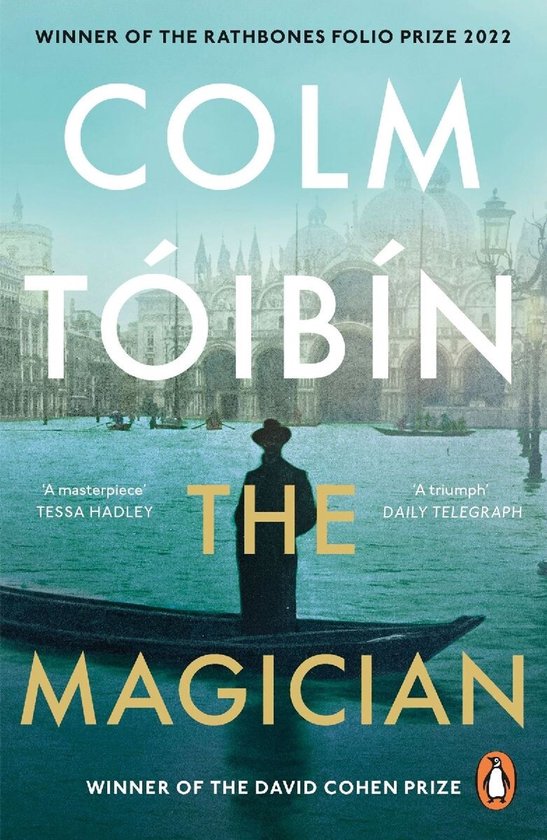 Couverture du livre The Magician de Colm Tóibín avec la silhouette d'un homme en bateau devant un décor vénitien.
