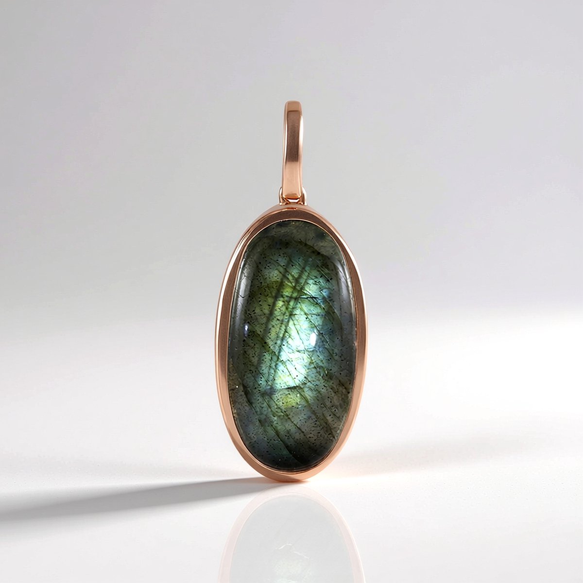 Cavill - Sterling Zilveren Hanger - 8,28 ct Groene Minary Labradoriet Ovaal Cabochon - Roségoudverguld - Elegante Natuurlijke Edelsteen uit Madagaskar