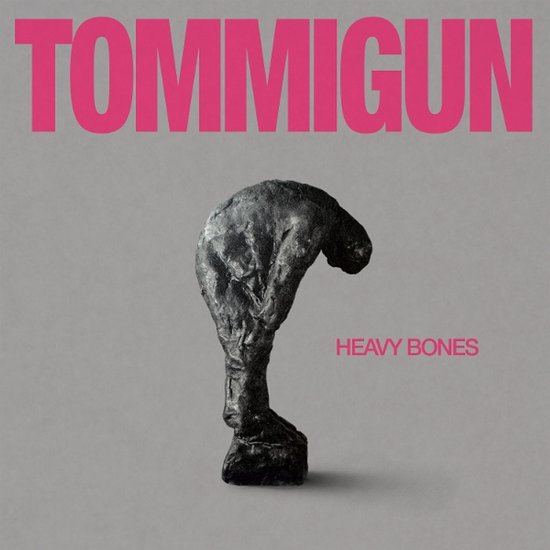 CD-hoes Tommigun 'Heavy Bones' met een donkergrijs sculptuur van een voorovergebogen figuur op een grijze achtergrond.