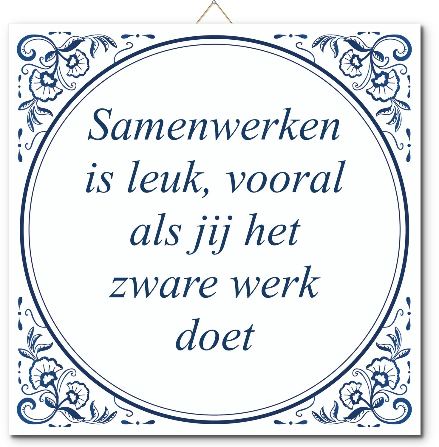 De Tegeltjesfabriek Tegeltje: Samenwerken is leuk, vooral als jij het zware werk doet (met hangertje) wit en blauw