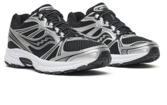 Een paar zwarte Saucony sneakers met zilverkleurige strepen en witte zolen.