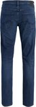 Achterkant van een donkerblauwe jeans met rechte pijpen, met een label.