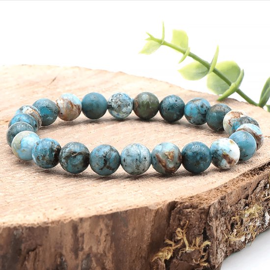 Armband van blauwe Andesopaal kralen van 8 mm, met bruine en witte accenten, op hout.
