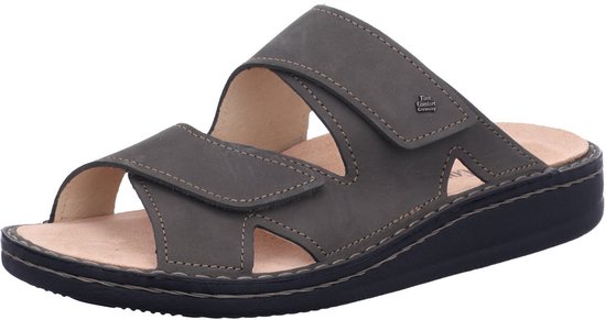Grijze FinnComfort slipper met twee verstelbare banden en beige binnenzool.
