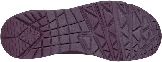 Semelle de chaussure rouge foncé avec un motif géométrique.
