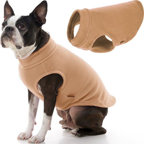 Boston Terrier draagt een zandkleurig fleece hondenvest met opstaande kraag, geïsoleerd en comfortabel.