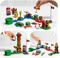 Kinderhanden bouwen en spelen met de LEGO Super Mario starterset: boven, de personages en de start. Onder, het bouwen van de toren en het spelen met de set.