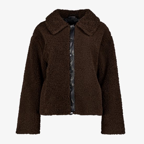 Voorkant van een bruine teddy jas met een kraag en een zwarte knoopsluiting.