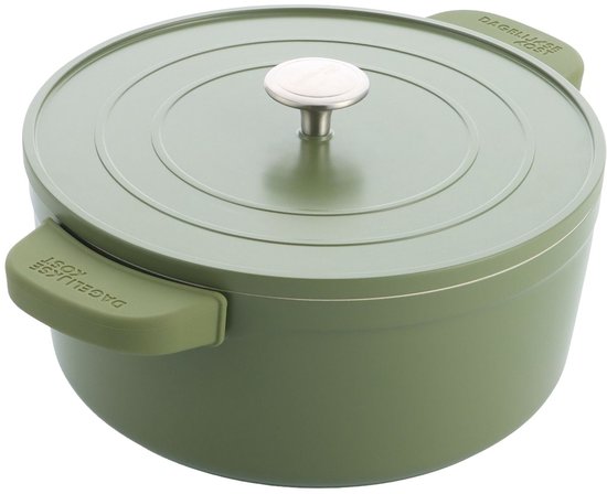 Olijfgroene Dagelijkse Kost braadpan van 26 cm met deksel, metalen knop en handgrepen met merknaam.