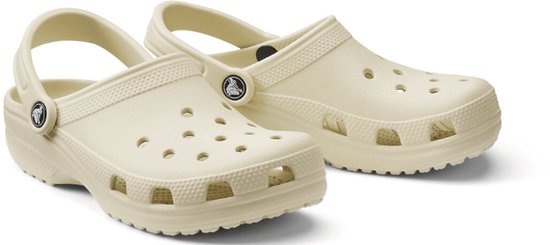 Lichtbeige Crocs Classic klompen met ventilatiegaten en het kenmerkende Crocs-logo op de zijkant.