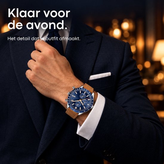 Man in pak draagt een blauw horloge met bruine band. Tekst: 'Klaar voor de avond. Het detail dat je outfit afmaakt.'