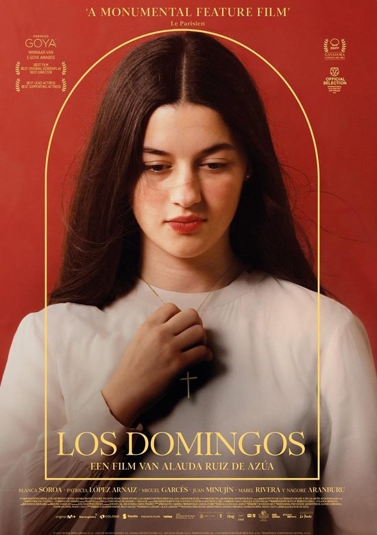 Filmposter met een jonge vrouw met donker haar en een wit shirt, die een kruis aan een ketting vasthoudt. Tekst: LOS DOMINGOS.