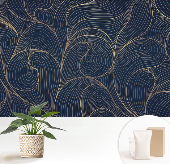 Marineblauw vliesbehang met gouden golvend lijnenspel boven een kamerplant en een doos verpakkingsmateriaal.