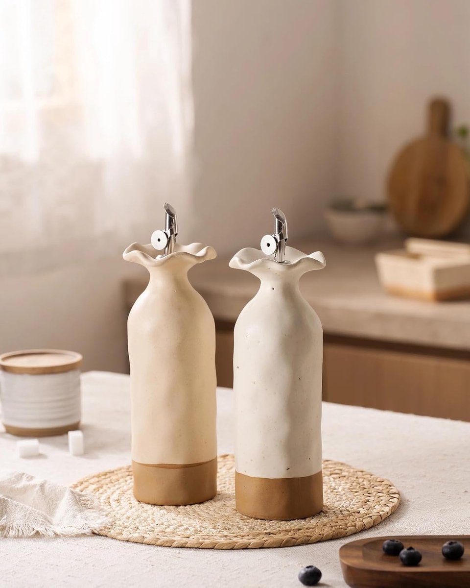 Olijfolie fles - 600 ml - Olie Dispenser - Keramische Oliekan - Aardewerk met Automatische RVS Schenktuit & Lichtdicht - Geschikt voor Olijfolie, Azijn, Koken - 8 x 26.5 cm - Beige — cadeau in Kookcadeaus - foto 3