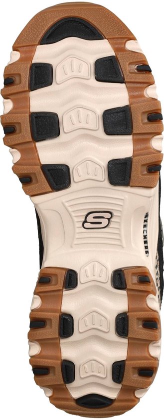 Onderkant van zwarte Skechers D'Lites veterschoenen met beige, zwarte en bruine profielzool.