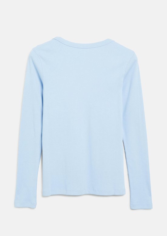 Achterkant van lichtblauw geribbeld shirt met lange mouwen en ronde hals.