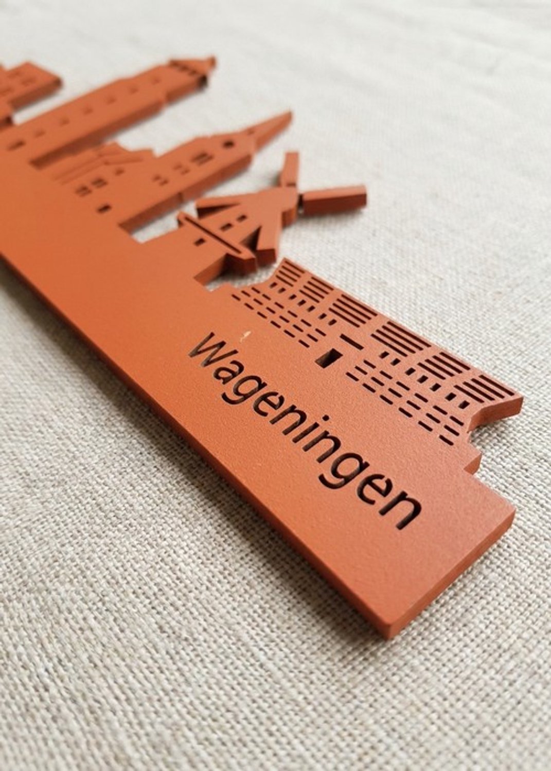 Houten Skyline Wageningen | Wanddecoratie voor aan de muur | Oranje MDF | 70 x 13 cm