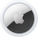 Ronde witte en zilveren Apple AirTag met Apple-logo.