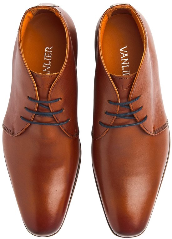 Bovenaanzicht van bruine lederen veterschoenen met 'Van Lier' print op de binnenzool.