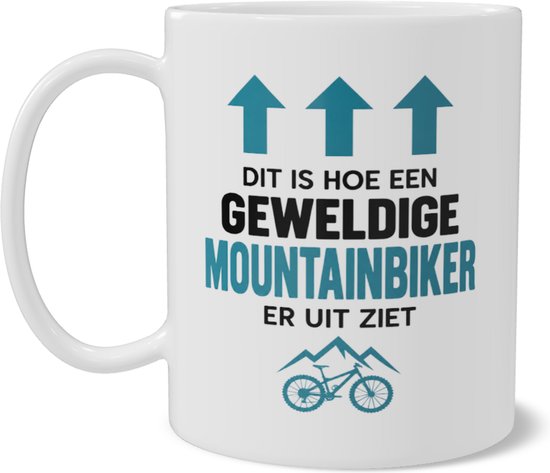 Witte mok met blauwe en zwarte tekst: Dit is hoe een geweldige mountainbiker er uit ziet, met drie pijlen en een MTB.