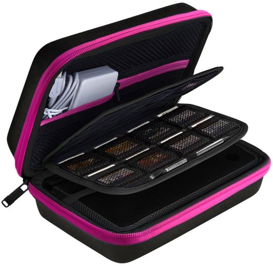 Zwarte draagtas met roze rits, opengeklapt met vakken voor accessoires en gamekaarten.