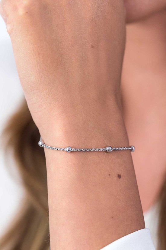 Zilveren Zinzi armband met fijne schakels en kleine bolletjes om een pols.