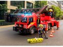 Rode Playmobil brandweerwagen met uitschuifbare ladder, zwaailichten, twee figuren, verkeerskegels en een brancard.