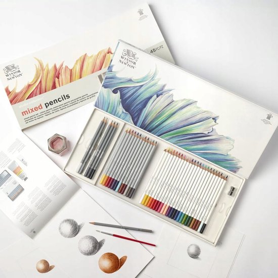 Winsor & Newton 45-delige set met kleur-, aquarel- en grafietpotloden, inclusief puntenslijper, penseel en tekenvoorbeelden.