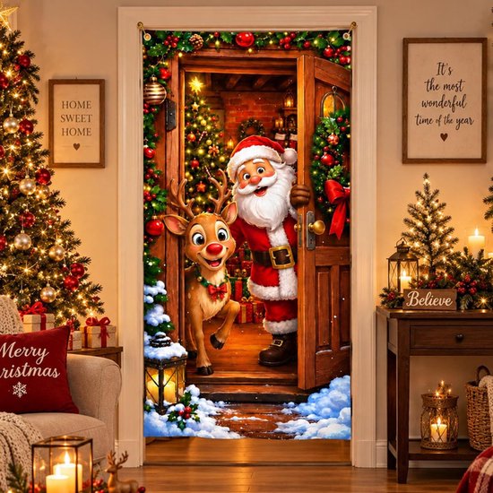 Interieur met kerstdecoratie inclusief een deurposter van de Kerstman en rendier in een verlichte deuropening.