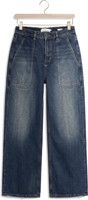 Donkerblauwe wijde jeans met grote opgestikte zakken aan de voorkant.