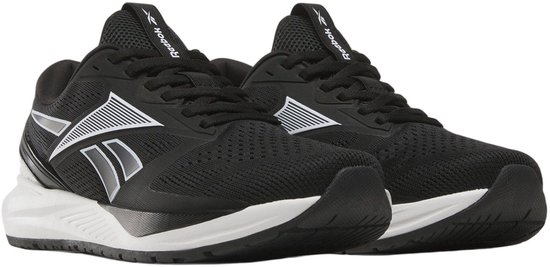 Paar zwarte Reebok sportschoenen met wit logo en witte tussenzool.