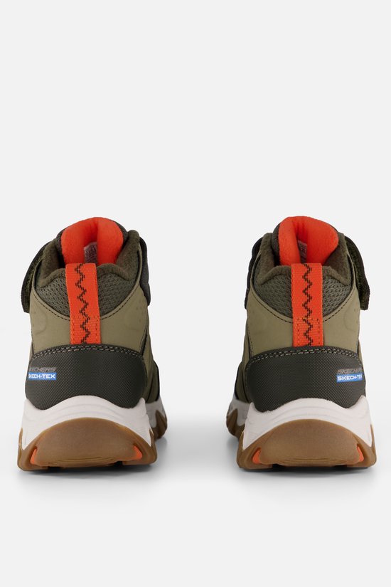 Achterkant van olijfgroene Skechers wandelschoenen met oranje lipje en Skech-Tex logo.