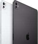 Achterzijde van een zilveren en een spacezwarte iPad Pro naast elkaar, met zichtbare camera's en Apple-logo.