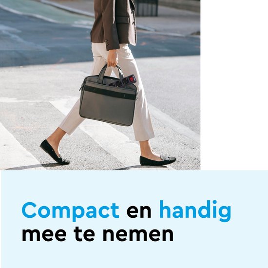 Zakenvrouw met een tas met een stekkerdoos, die over een zebrapad loopt.