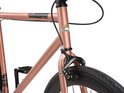 Voorvork en stuurkolom van een koperkleurige damesfiets met Bikestar logo.