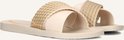 Detail van lichtbeige Ipanema slippers met gevlochten band en oranje logo.
