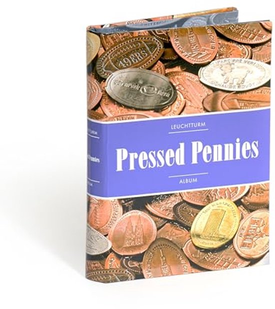 Gesloten album met kaft vol koperkleurige persmunten. Tekst 'Pressed Pennies ALBUM' op paarse band.