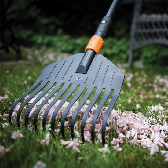 Fiskars Quikfit Bladhark - Hark opzetstuk - Tuingereedschap - 22 cm van Fiskars — afbeelding 2