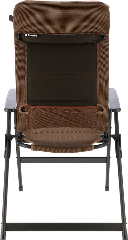 Achterkant van een bruine campingstoel met zwart frame. Ventilerende mesh stof zichtbaar.