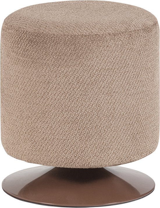 Bruine bouclé poef met een ronde, bruine draaivoet. Zichtbaar op een zwarte achtergrond.